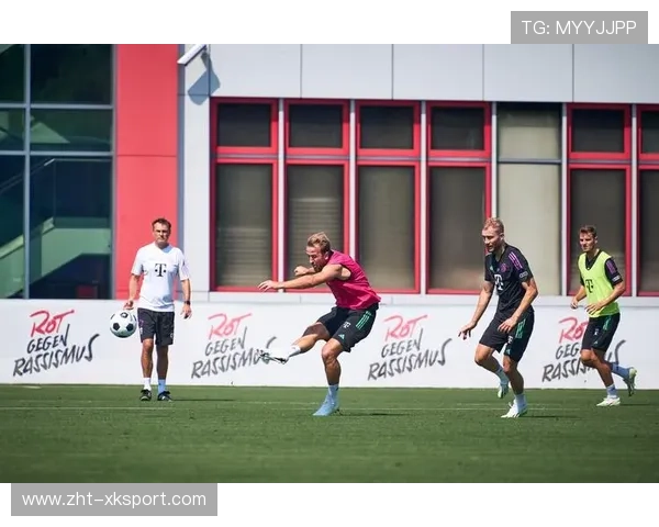 拜仁中卫在训练中练习长传制造反击机会，效率被评估